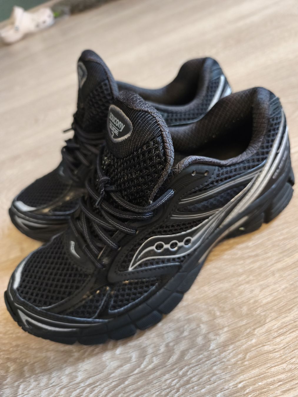 Chaussures hommes: Saucony Guide 7 basket noirs taille 42 – D'occasion à Orbe par don_ym8h 1