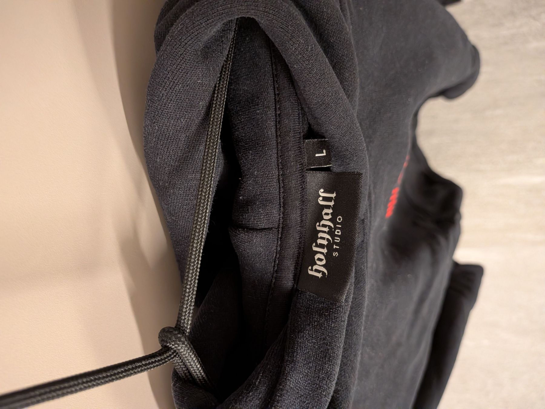 Maglioni & Felpe: Holyhall Studio Kapuzenpullover schwarz Grösse L – Usato da Staffelbach venduto da dh5053 2