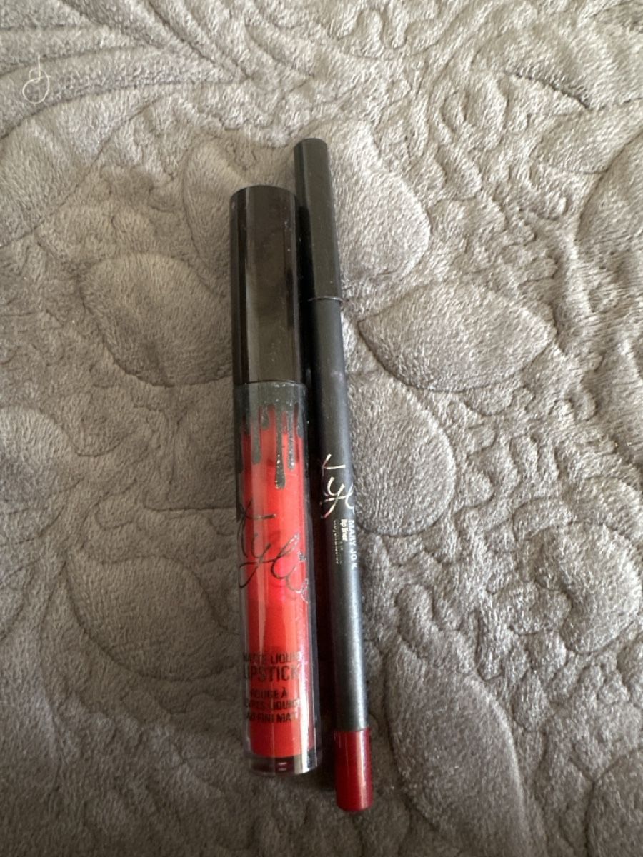 Make-up: Kylie Cosmetics roter Lippenstift & Lipliner Set – Usato da uzwil venduto da Semkii.j
