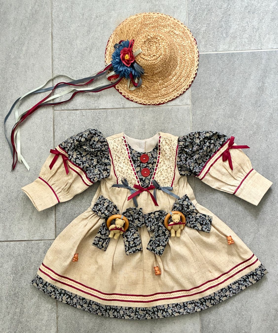 Bambole: Vintage Bären-Puppenkleid mit Strohhut – Usato da Kloten venduto da Nephty