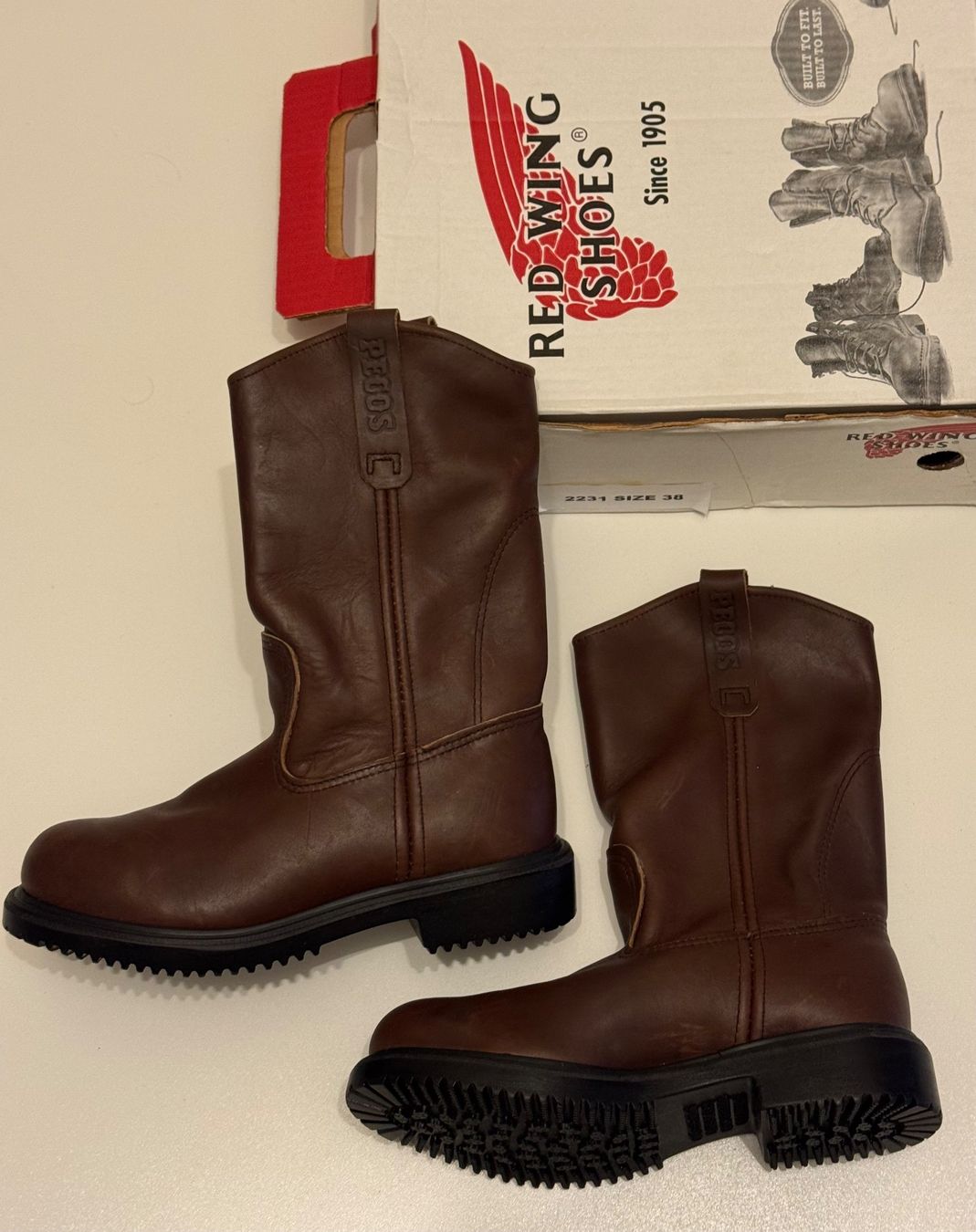 Red Wing Scarpe da uomo: Bottes en cuir résistantes RED WING, marron, taille 38 – Nuovo e nell'imballaggio originale da Genève venduto da OnSale