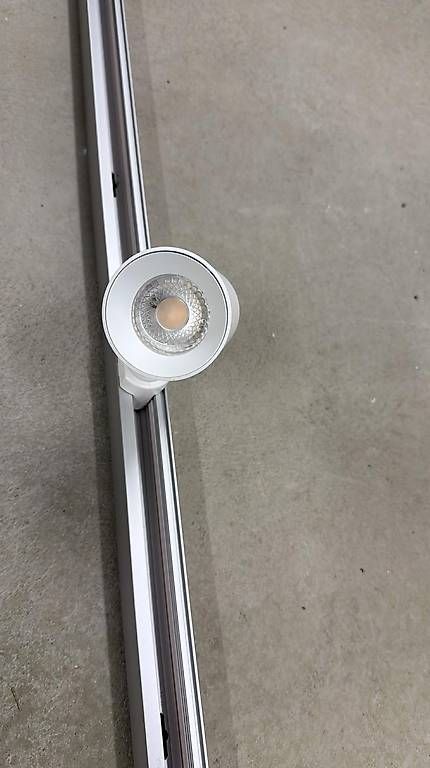 Lustres & lampes de plafonds: Schienensystem mit 10 Spots – D'occasion à Wallenwil par nathi_sommer 2