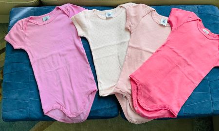 Lot de 4 bodies Petit Bateau rose T. 12 mois manches courtes