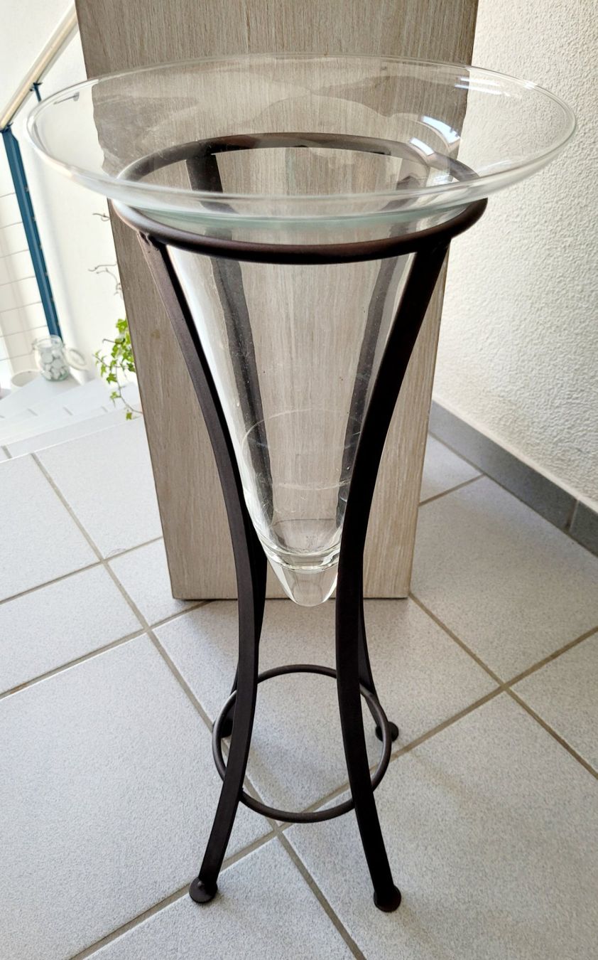 Vase & Récipients: Glasvase mit Metallfuss – D'occasion à Emmenbrücke par ywe_85bt