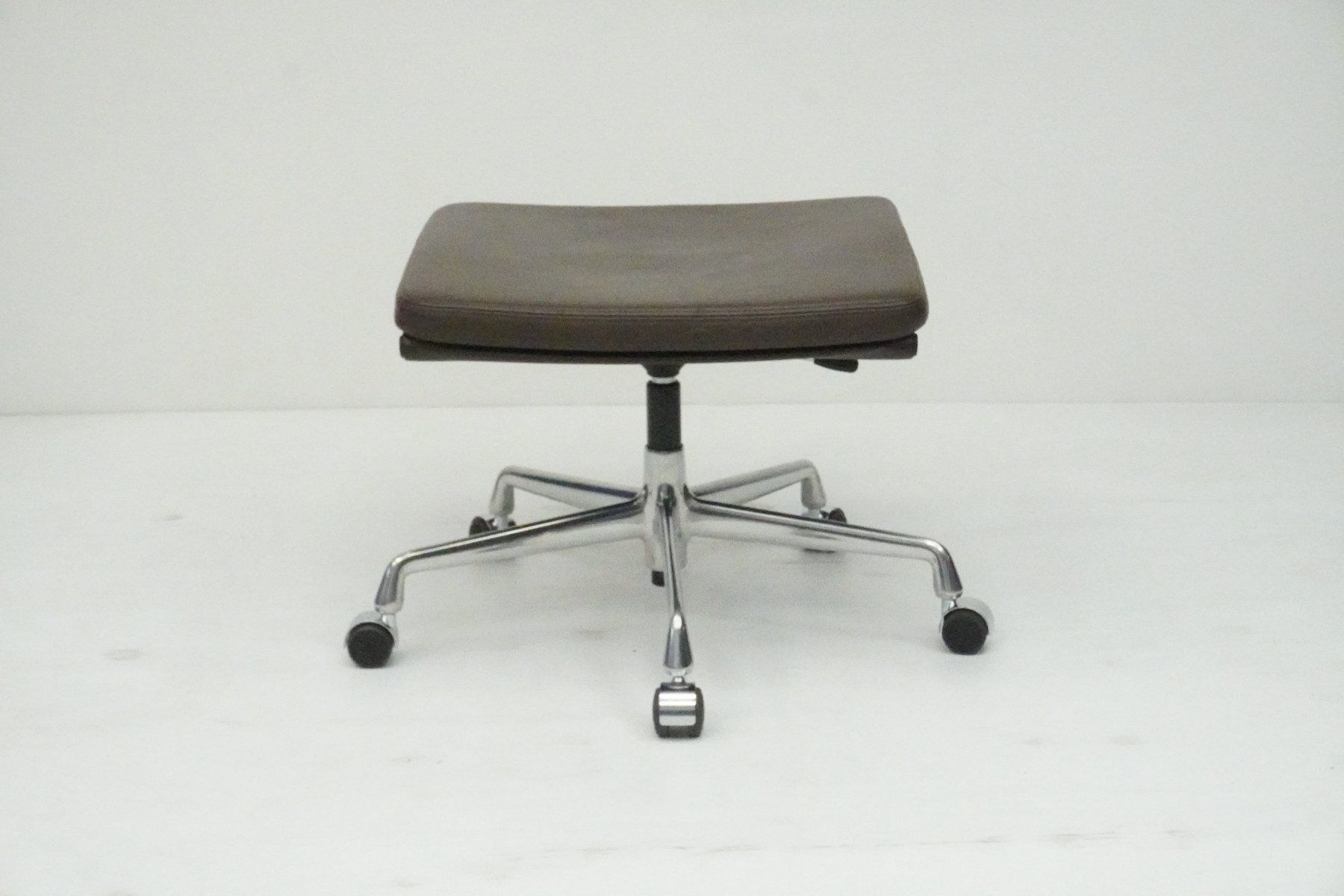 Vitra Hocker: Vitra Hocker auf Rollen EA223 Leder braun – Gebraucht aus Bad Zurzach von QLASSIQ