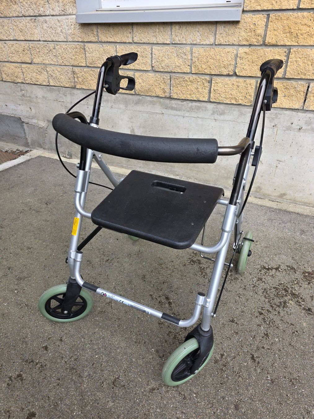 Ausili per la deambulazione: leichter stabiler Rollator mit Sitzfläche faltbar B+B RL 120 – Usato da Walterswil BE venduto da Lonitti 6