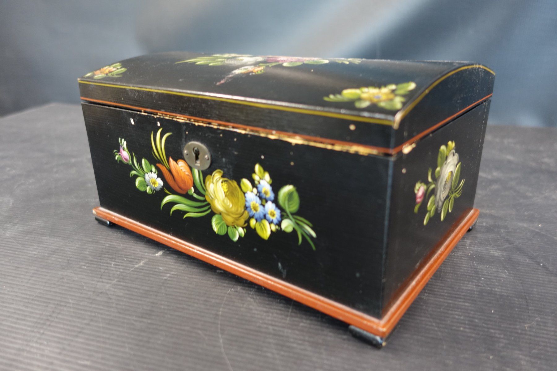 Cassapanche: Holzschatulle mit handgemalter Blumenmalerei – Usato da Basel venduto da bk_brockibasel