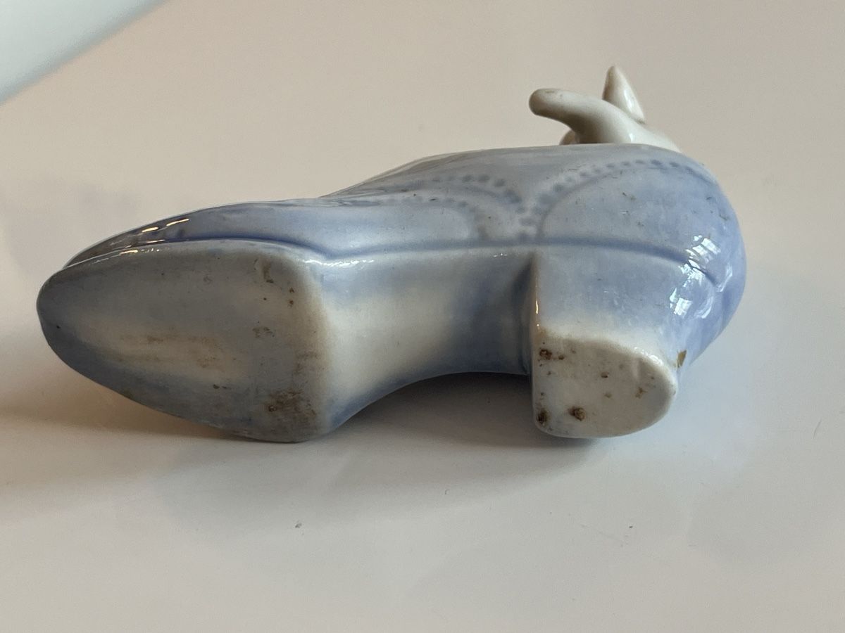 Statuette: Antik porcelain Schwein im Schuh – Usato da Brienz BE venduto da hey_z9vg 3