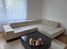 Sofa beige mit motorischem Sitzvorzug