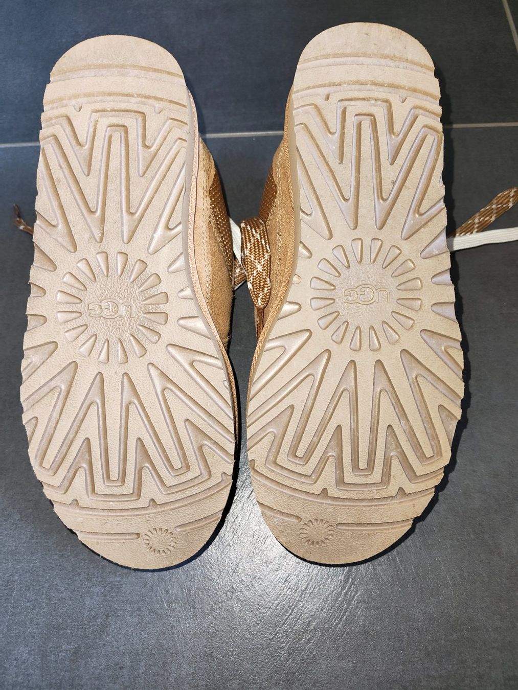 Ugg Damenschuhe: Baskets UGG – Neu und originalverpackt aus Moutier von geraldinetr 1