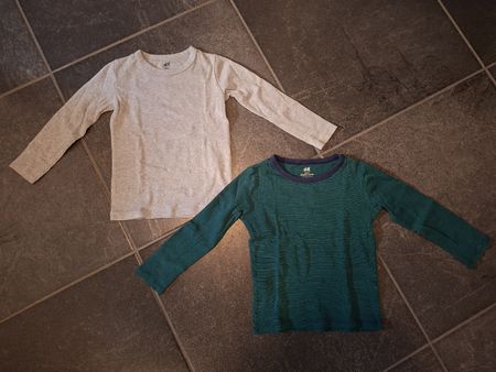 2 H&M Langarmshirts Baumwolle Grösse 98/104 (grau/grün)