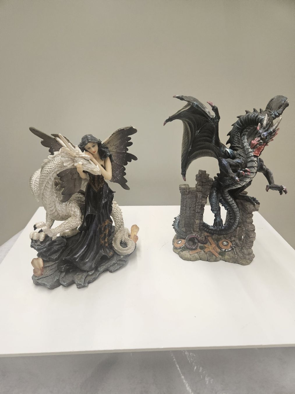 Statuette: Fee mit Drachen u d Drache mit Ruine  – Usato da Dielsdorf venduto da Kenan997