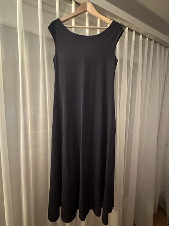 Dunkelblaues ärmelloses Kleid, schlichter Schnitt