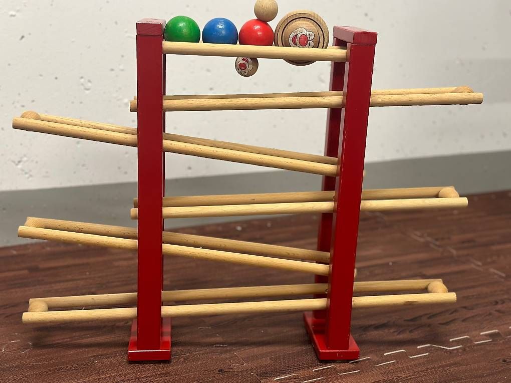 Spielzeuge: Kugelbahn aus Holz – Gebraucht aus Merlischachen von Jamie-Tristan