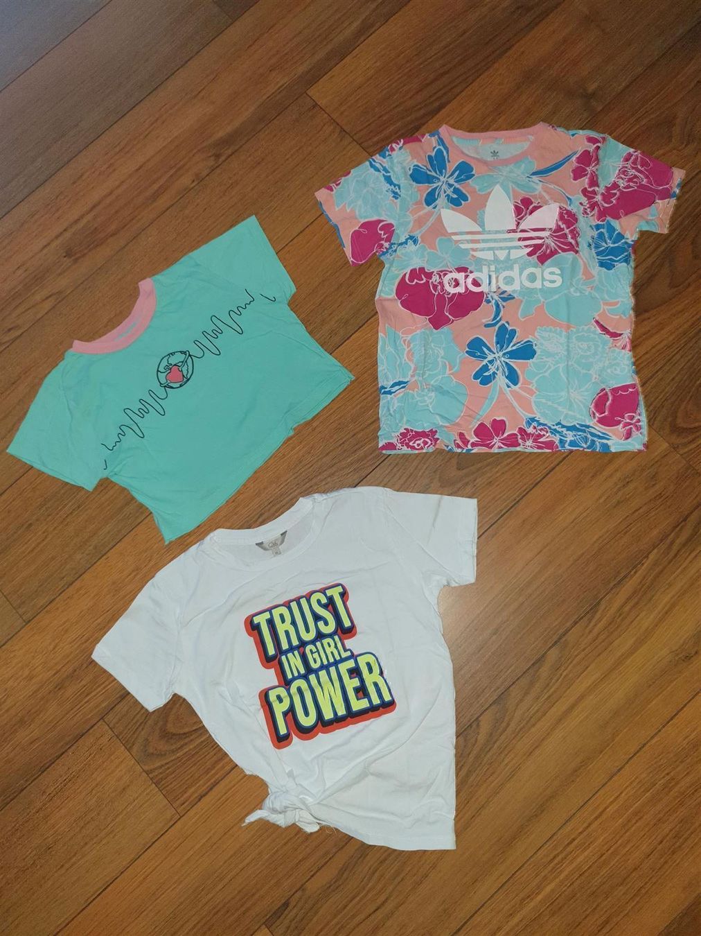 Adidas Camicette, T-shirt & Top: 3 tlg Sommer Set mit**ADIDAS** - Gr. 152 – Usato da Buchrain venduto da regenblume3