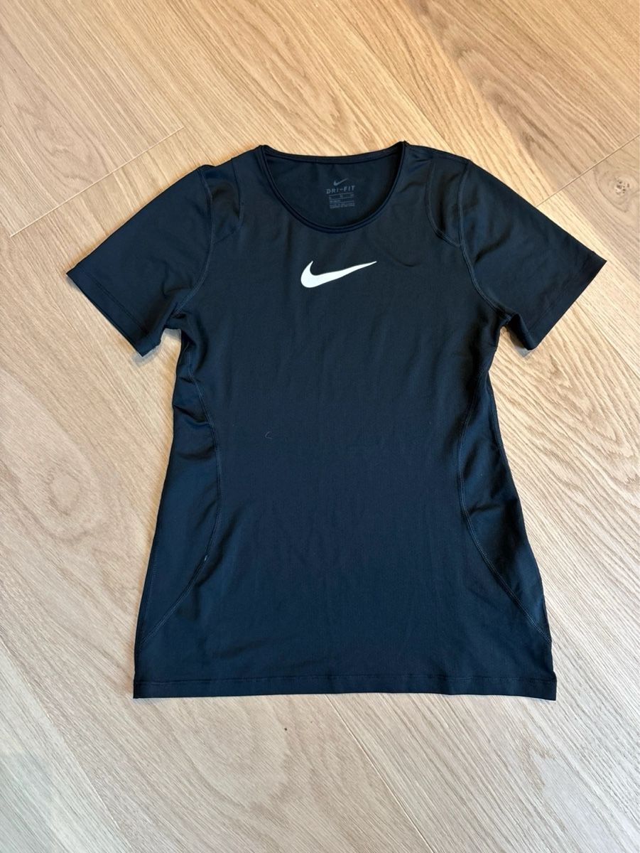 Nike T-shirts: Nike pro tshirt – D'occasion à Zug par A123R