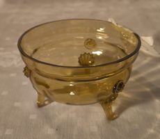 dreifüßige Glasschale in Bernsteinfarbe