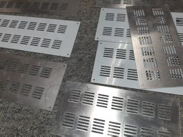 Diverse Alubleche 2mm mit Lüftungsschlitze für Gehäuse etc.