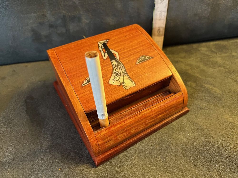 automatischer *Zigarettenspender* aus Holz - handgemacht