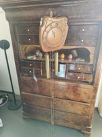 Antike Wanduhr mit Pendel und Gewichten