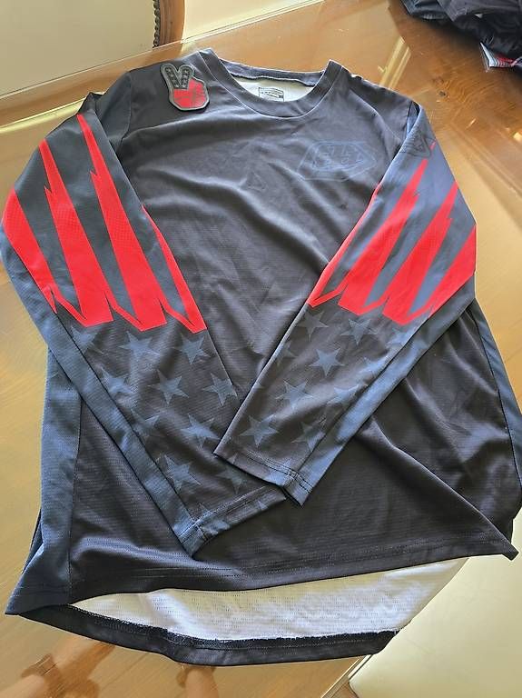 Canottiere & Pantaloni: Abbigliamento da bici – Usato da Cademario venduto da mir_p2s2 1