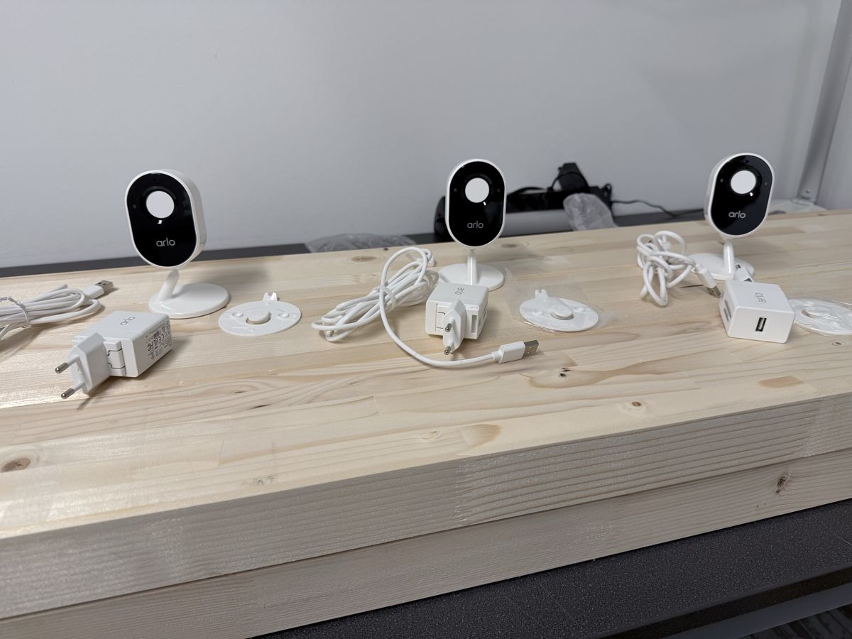 Arlo Sistemi d'allarme: 3× Arlo Essential Indoor Kameras zu – Usato da Stettfurt venduto da Harley2717