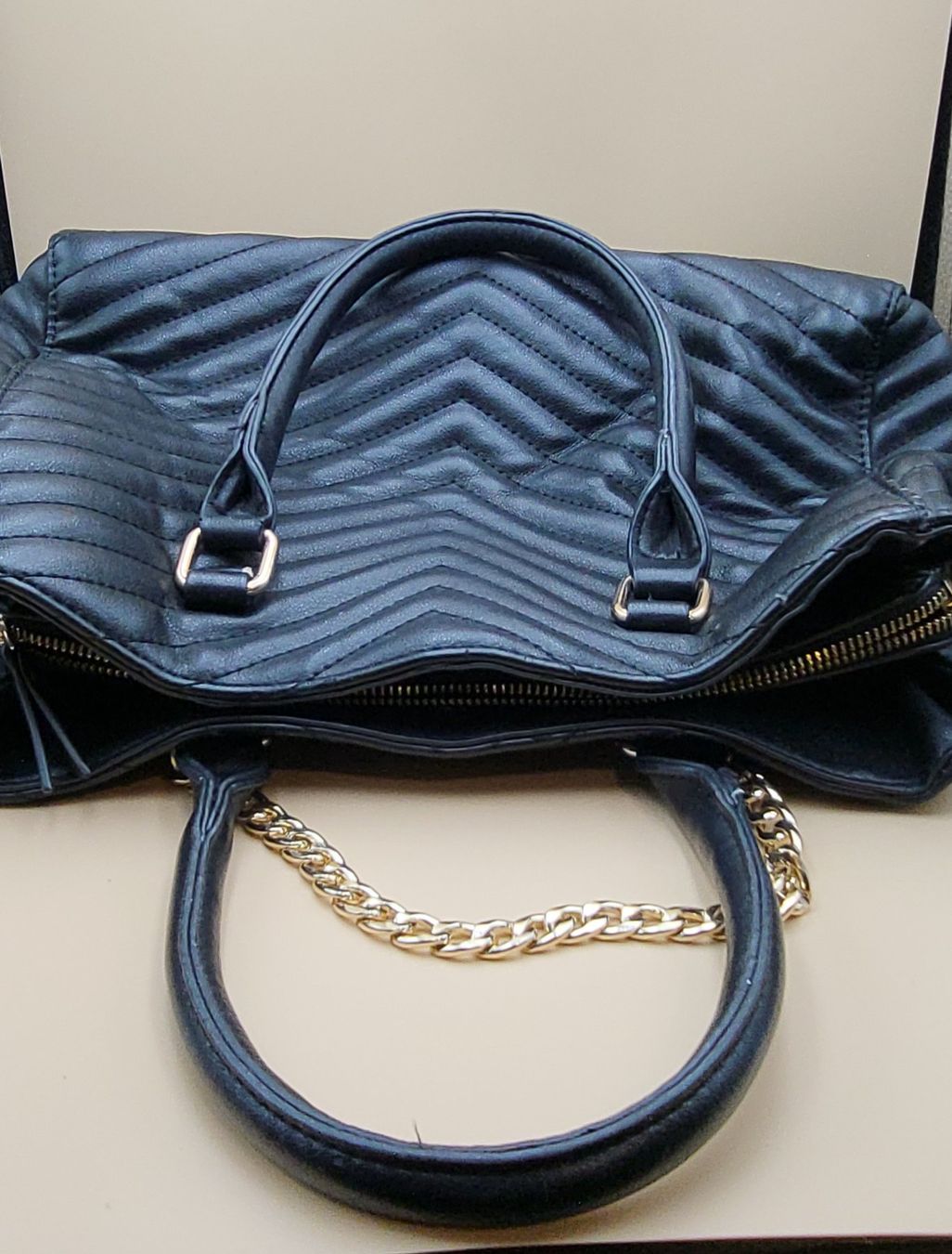 Taschen für Damen: Schwarze Handtasche mit goldener Kette – Gebraucht aus Wald ZH von SwissPawnshop 4