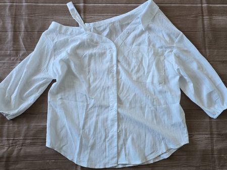 ​😍 Asymmetrische Bluse - L - Off-Shoulder Hemd mit Träger