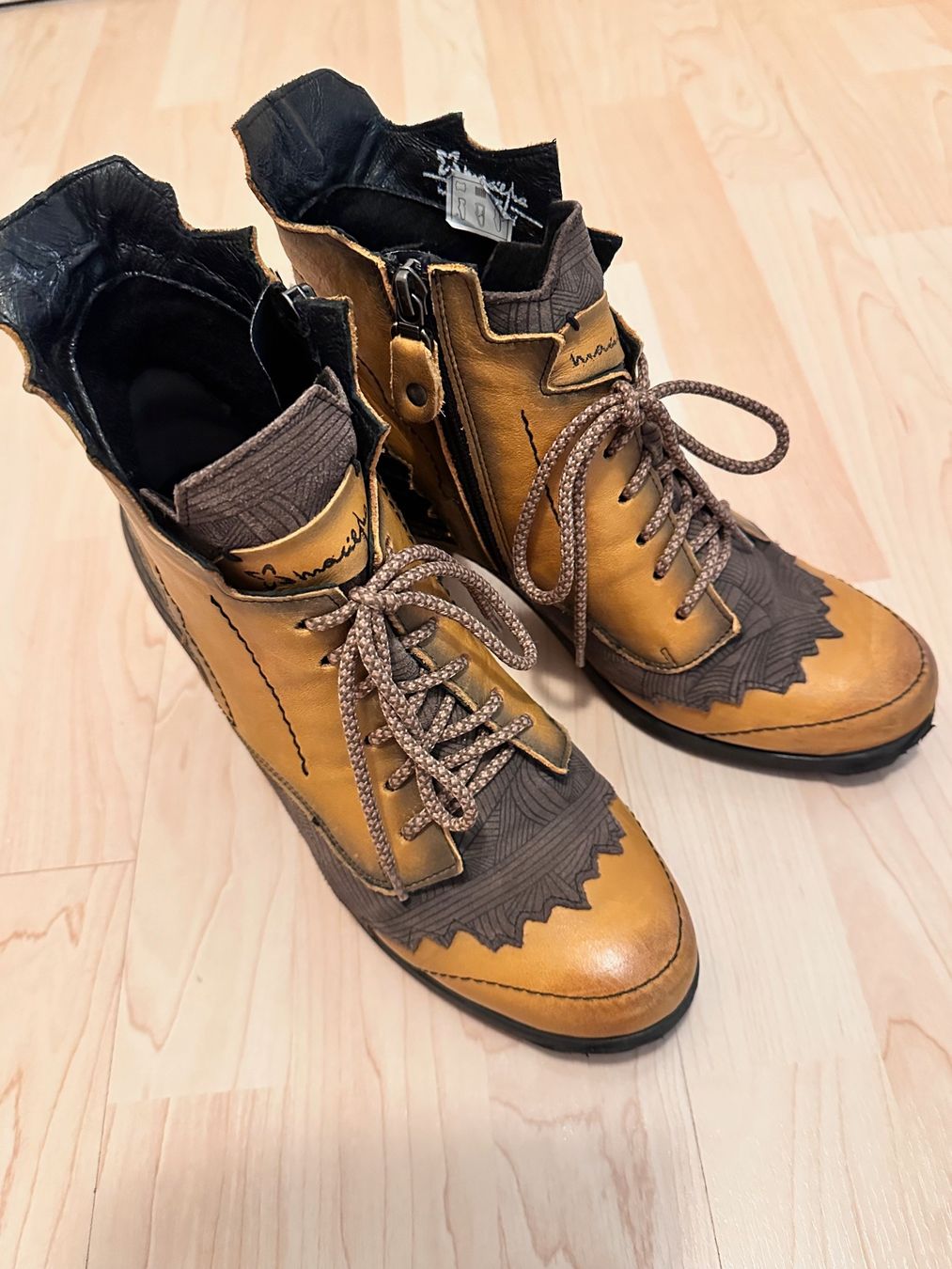 Scarpe da donna: Stiefeletten mit passender Tasche in senfgelb – Usato da Wil SG venduto da denpasar00 2