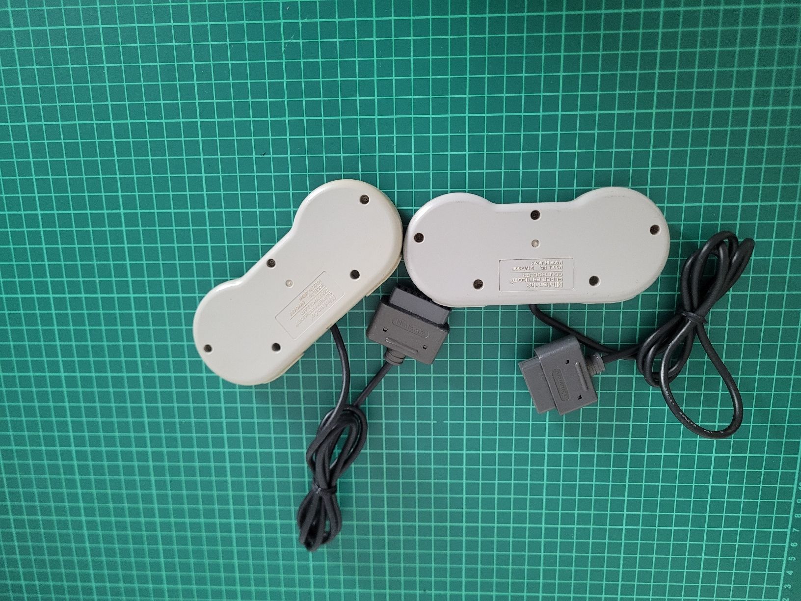 Nintendo Controller: Super Nintendo Controller Lot - 2 SNES controller – Usato da Meyrin venduto da Retro-GZ 1