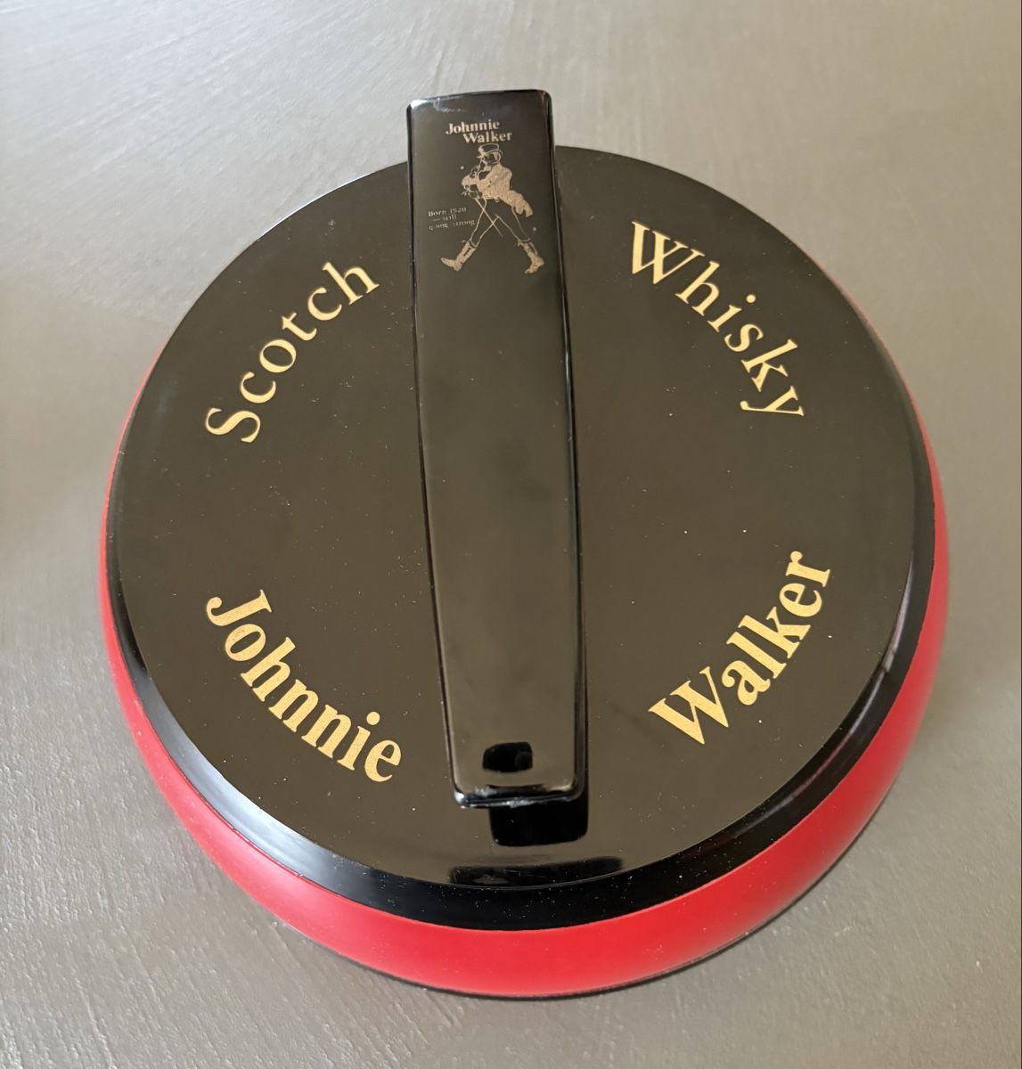Contenitori & Simili: Johnnie Walker Scotch Whisky Eisbehälter Curling Stein Rot – Usato da Münsingen venduto da Rehtre 1