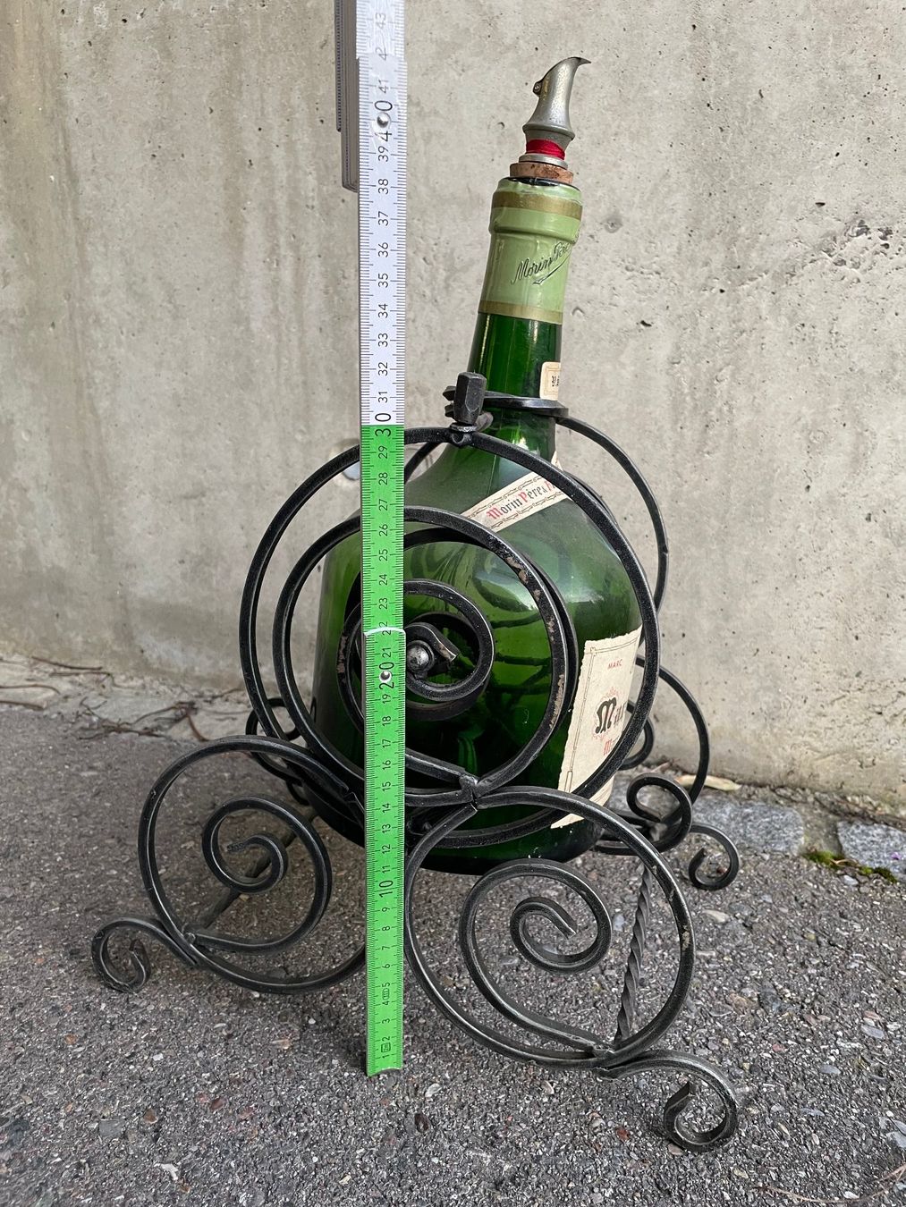 Supporti a parete: Dekorative, schmiedeiserne Flaschenhalterung mit Flasche – Usato da Elsau venduto da Barri.ch 4