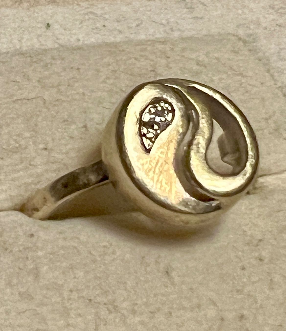 Bagues: Gold-Ring 9K mit Brilliant "Yin und Yang" – D'occasion à Chur par Penting1935 1