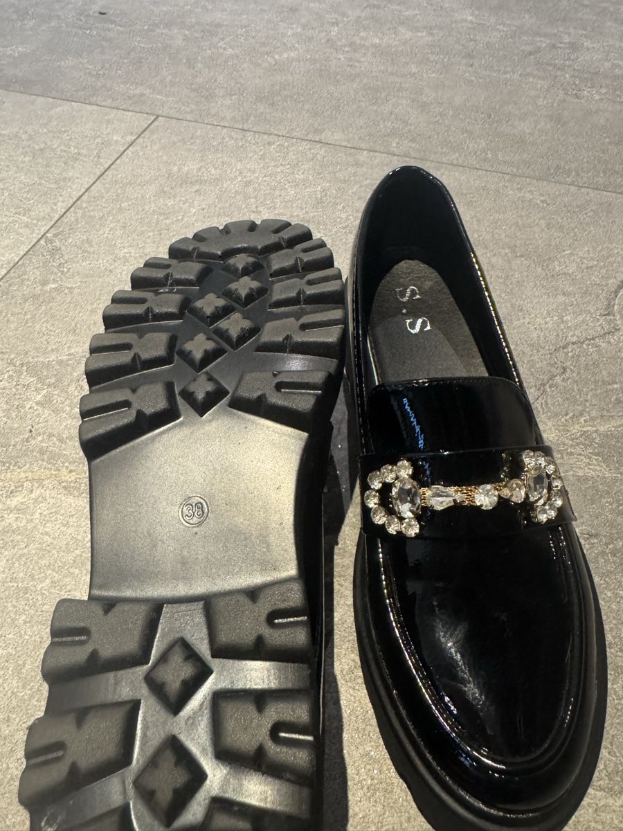 Scarpe da donna: Schwarze Lack Loafers – Usato da Neuenegg venduto da mel_5pnq 3