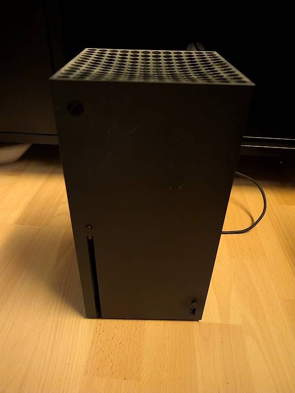 Console: Xbox series x mit headset, 2 controller und halterung – Usato da fällanden venduto da dav_s7zg