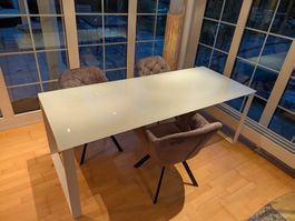Tisch weiss mit Glasplatte weiss