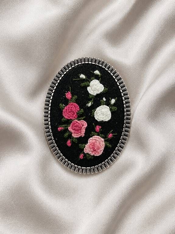 Spille & Fermagli: Handgestickte Vintage Brosche mit Rosen – Usato da Thalwil venduto da han_2b8c