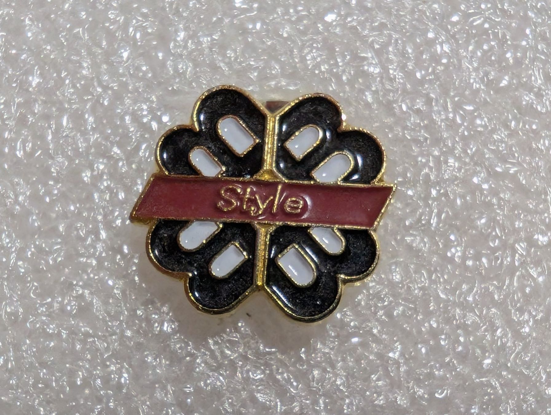 Placchette & Badge: Ansteckpin 254: Style – Usato da Oppligen venduto da Pin-Fall-Shop