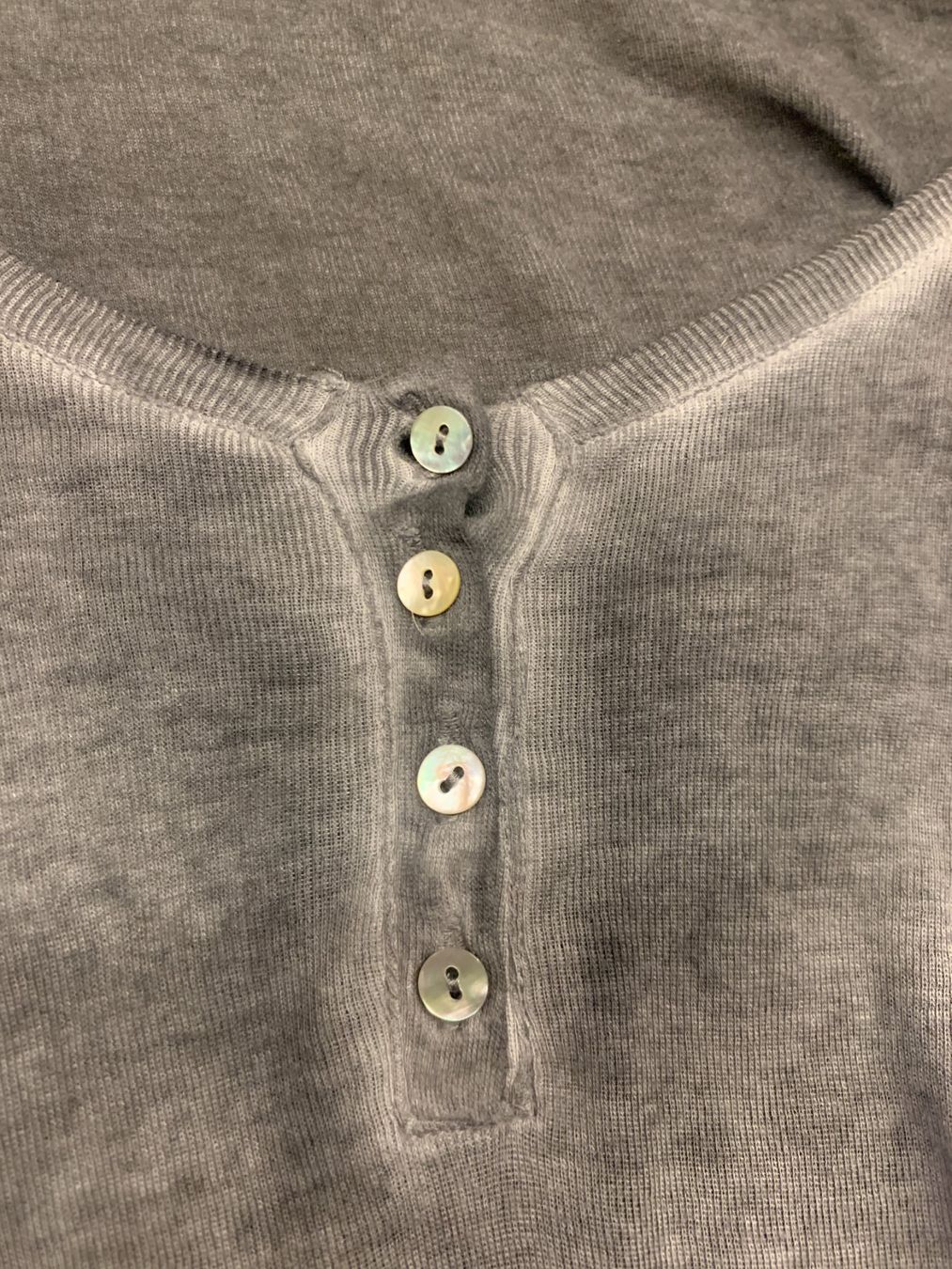 Top: Graues Henley-Shirt mit langen Ärmeln – Usato da Chalais venduto da Decoarts.art 5