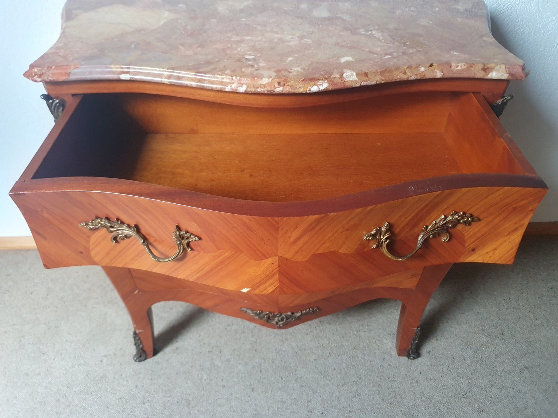 Kommoden: Commode style Louis XV avec plateau en marbre – Gebraucht aus Tramelan von lolopat 3