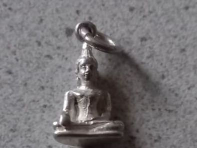 Statuette: Silberanhänger Buddha Figur – Nuovo e nell'imballaggio originale da Winistorf venduto da acreativ4