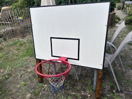 Basketballbrett mit Korb
