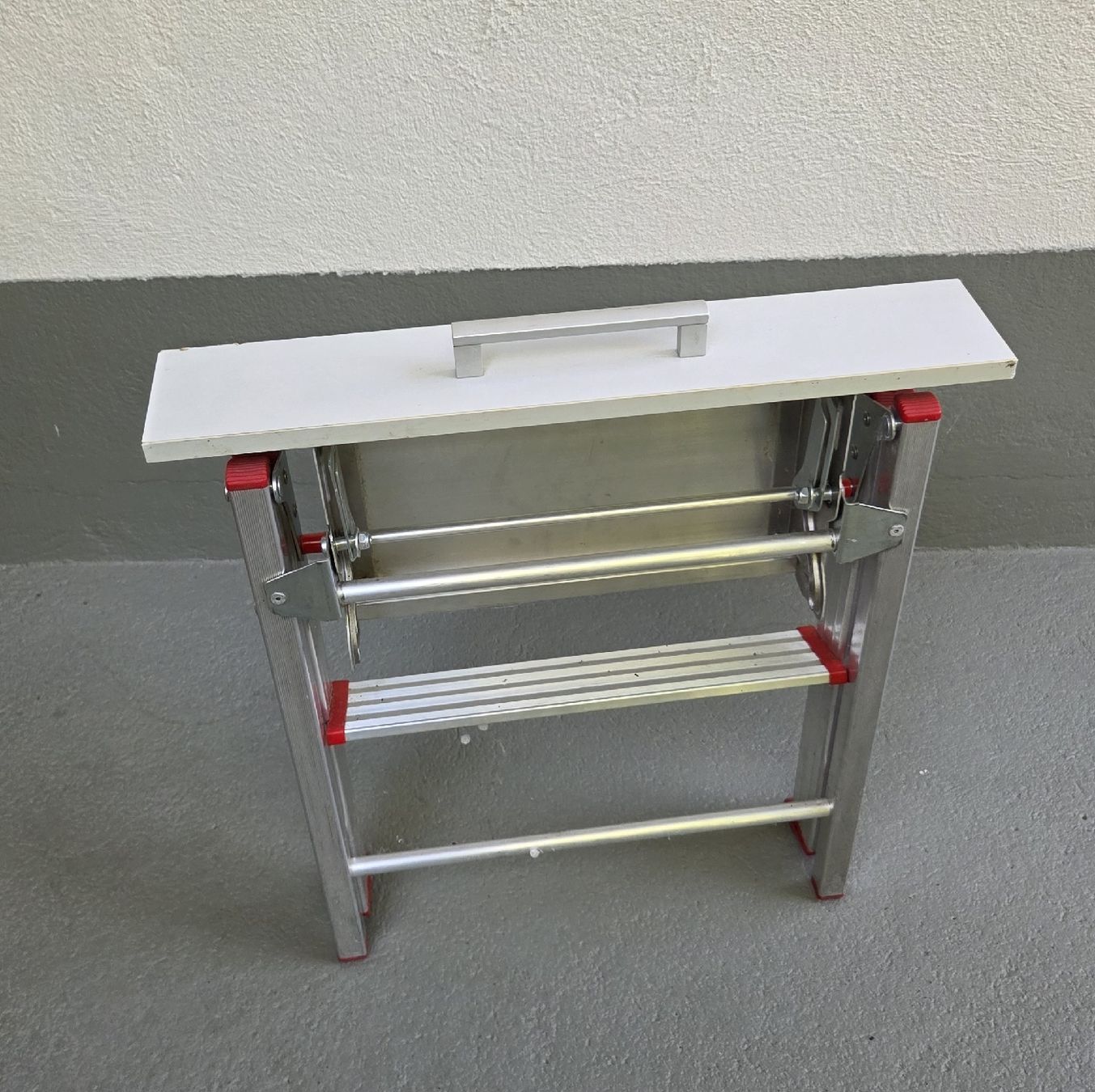 Tutti gli attrezzi: Klapptritt Aluminium, kann als Schublade eingebaut werden  – Usato da Münsingen venduto da Aderona 1