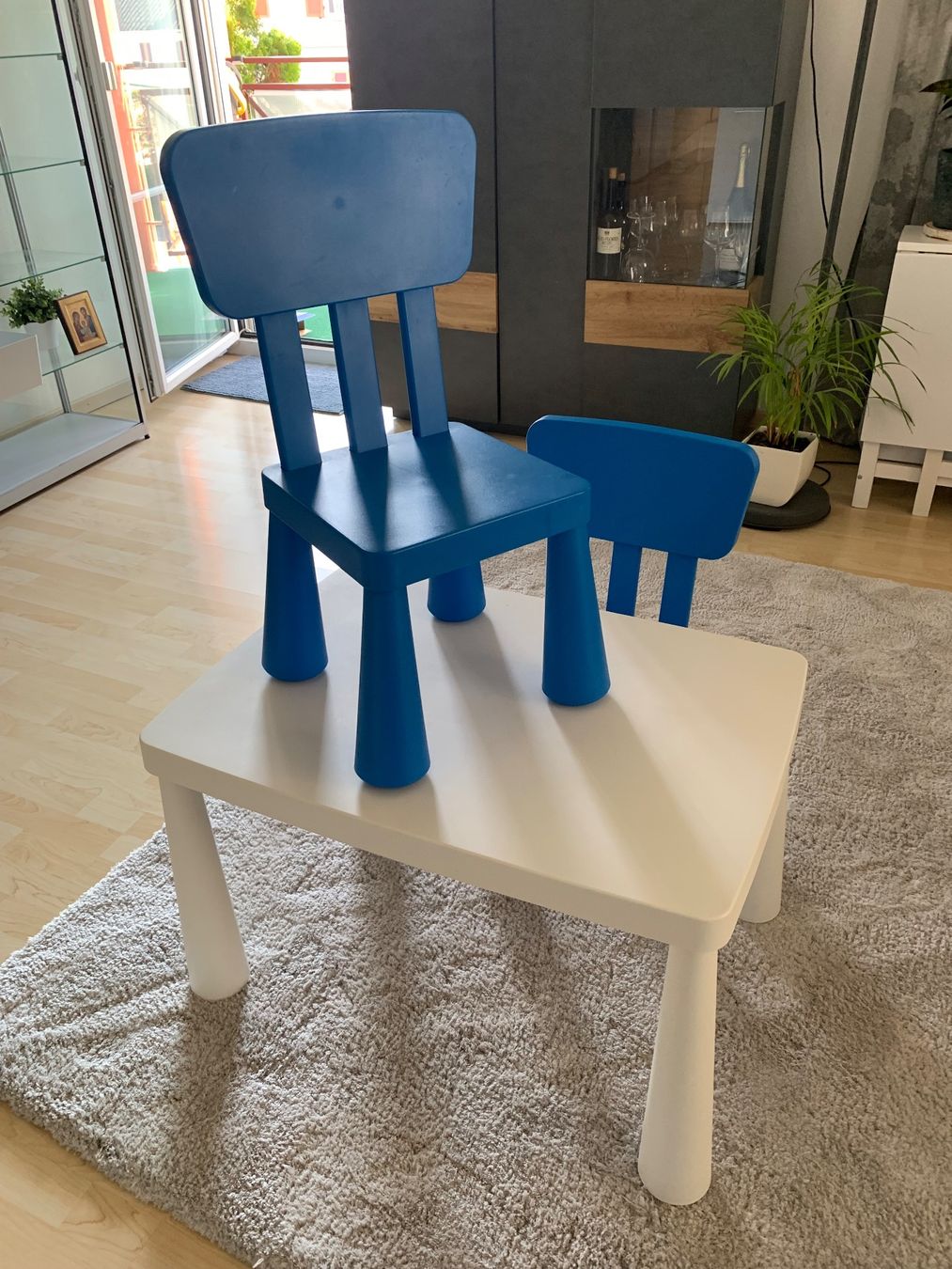 Ikea Set di tavolo e panche: Kindertisch mit 2 Stühlen blau/weiss gebraucht – Usato da Benken SG venduto da Gerwazy86 1