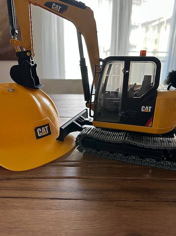 Giocattoli: CAT Bagger mit Helm – Usato da Weinfelden venduto da Pascal012 2