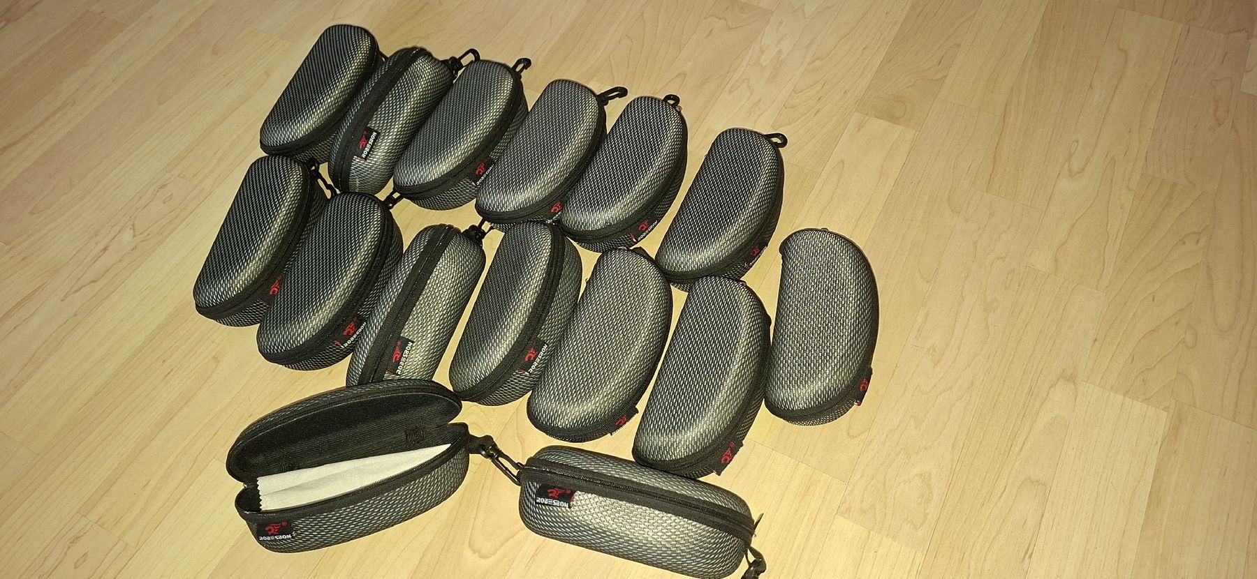 Altro in  Abbigliamento & Accessori: Brillen Etuis grau schwarz – Nuovo (secondo la descrizione) da Bern venduto da Stalino