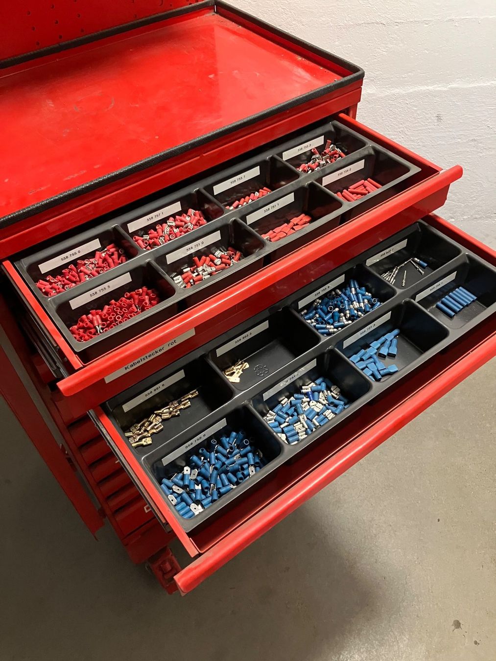 Würth Tous les outils: Elektro Werkstattwagen – D'occasion à Aarberg par Kia51 1