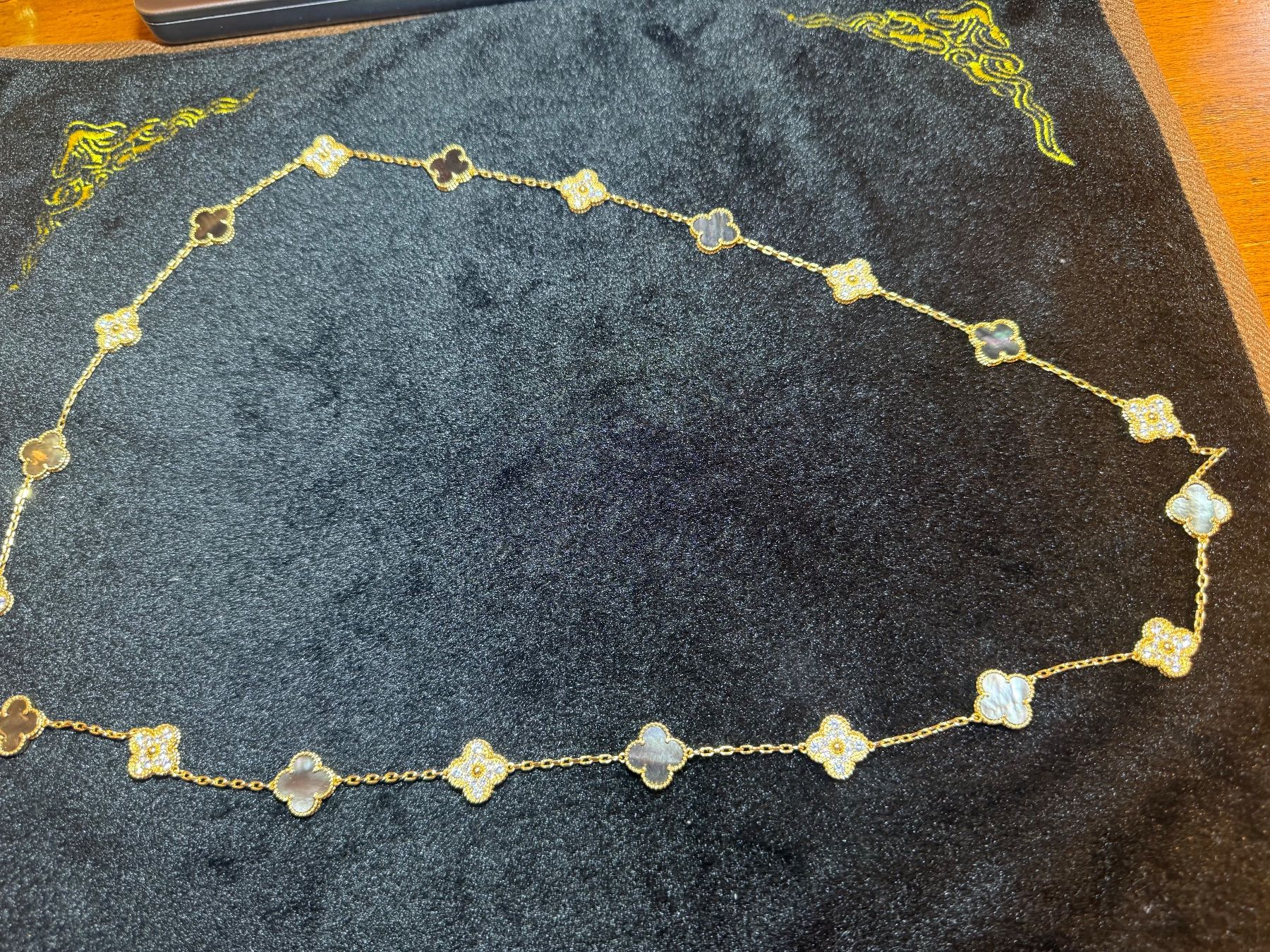Catenine: Collier trèfle nacré – Nuovo e nell'imballaggio originale da St-Maurice venduto da Sandrinette123 3