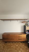 Buffet bas en bois avec tiroirs et portes
