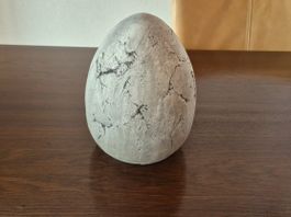 Osterdeko: Osterei aus Steinguss mit Crackle-Optik